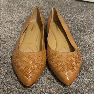Trotters (style: Estee) Tan Leather Woven Flats. 12W. Gently used.